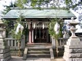 荒川土手沿いに佇む大川氷川神社の本殿。07.01.01.