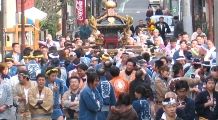 神輿同好会の担ぎ手たちが神輿を囲む。担ぎ終わるとやはり寒い。07.01.01.