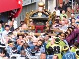 神輿好きだから混成担ぎ手でも息が合う。07.01.01.