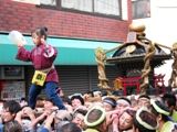 担ぎ手たちも気合いれてわっしょいワッショイ。07.01.01.