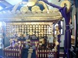 網ガラス越しに見る町田天満宮の江戸神輿。06.09.24.