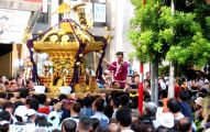 踏切を無事渡りきり宮入神輿集合場所でヤット木打ちです。06.09.24.