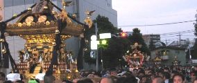 宮神輿が町内神輿3基と共に最終コーナーの原町田橋を渡御です。06.09.24.