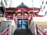 高層ビルに囲まれた誕生神社の社殿。一階に社務所がある。06.10.08.