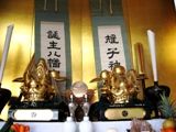 雉子神社本社名を背後に掲げて獅子頭が並ぶ。06.10.08.