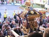 目黒駅東口の急な階段を介添役の下げろ上げろの声で登り構内に進入。06.10.08.