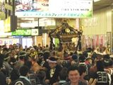 右だ左だの介添役の指示に神輿が吊り下げ看板を避けての構内巡行。06.10.08.