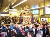 先導役が駅西口でやっと神輿の進路を指図、構内いっぱいでの方向転換。06.10.08.