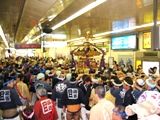 神輿に遭遇した乗降客たちは驚きと歓声と拍手とで神輿に喝采です。06.10.08.