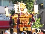 宮神輿は大きくは無いが担ぎ手たちの気合は全開です。06.10.08.