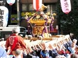 神社鳥居前でのこの息の合った差し上げ。06.10.08.