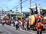 氏子町内に列を連ねて渡御。07.04.29.