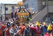 鳳輦から氏子の肩に乗り魂振りを行う。07.04.29.