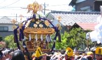 氏子町内に入り込むと威勢のいい魂振りです。07.04.29.