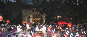 二之宮神輿が暗闇の参道を渡御。07.05.05.。07.05.05.