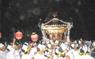 三之宮神輿も暗闇の参道へ。07.05.05.