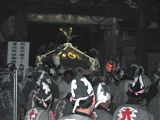 隋神門を潜り抜ける御本社神輿。07.05.05.
