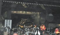 やっと殿の御霊宮神輿が隋神門を潜り抜ける。07.05.05.