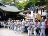 拝殿前で役割終えた道清め連の記念撮影です。07.05.05.