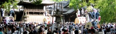 鼓楼前で試打ちが繰り広げられる四張の大太鼓。07.05.05.