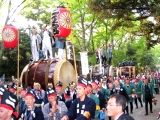 渡御隊列の脇を拝殿に向かう神輿役員達。07.05.05.