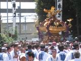 境内に入り込むや激しい魂振りで砂煙立ち上る。07.08.19.