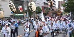 炎天下渡御の行列がきました。07.08.19.