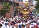 揃いの印半纏で担がれる宮神輿。07.08.19.
