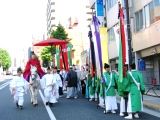 先導神職と神幸祭旗。07.05.12.