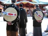 紋付き袴に背負った祭礼笠。07.05.12.