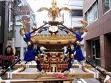 見栄えする東上野一丁目町会の神輿。07.05.12.
