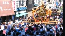 ワッショイワッショイと大神輿が通り過ぎる。07.08.19.