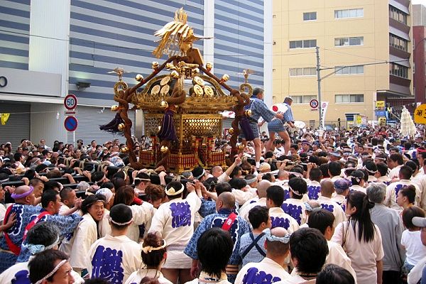 明神下で披露困憊の担ぎ手に叱咤激励の指揮者達。'07.05.13.