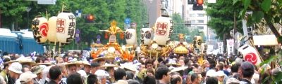 本郷通り神田明神鳥居前で宮入順番待ちの神輿たち。07.05.13.