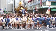 プラザ広場からやっと出てくる千貫神輿。07.05.13.
