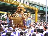 ガード下潜るために肩から担ぎ棒降ろし抱え込む。07.05.13.