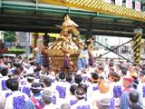 担ぎ手たち大鳥に注力して中腰の姿勢。07.05.13.