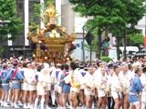 大回りで回転して体勢を整える大神輿。07.05.13.