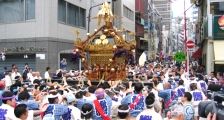 やっと路地に入り込む千貫神輿。07.05.13.