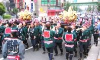 獅子頭担ぎ手の女性陣は粋姿です。07.05.13.