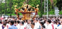 外国人ビジネスマンの担ぎ手も頑張っています。07.05.13.