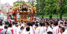 将門神輿の胴の見事な透かし彫り。07.05.13.