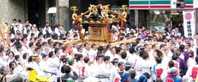 神田明神目指し純白法被担ぎ手が動き出す。07.05.13.