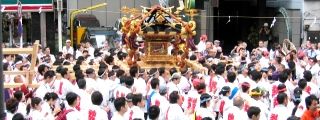 神輿のみならず純白法被の担ぎ手に感動です。07.05.13.