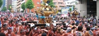 宮入と帰還の神輿たちで本郷通りは歓喜の渦。07.05.13.