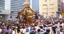 後方の担ぎ手たち神輿の加重に耐えながら坂道を押し上げる。07.05.13.