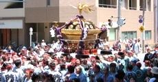 入谷北栄町会が宮司のお祓いを受けて町内の渡御です。07.05.20.