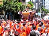 仲入谷町会は鮮やかな紅色半纏。07.05.20.