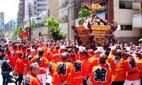 紅色の人波が神輿と共に巡行していく。07.05.20.