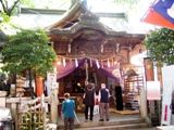 屋台で境内は一杯の中をひきもきらぬ氏子参拝者。07.05.20.